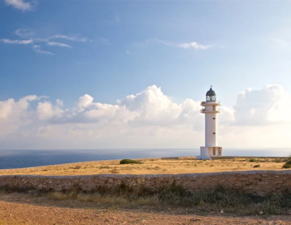 LA RUTA DE LOS FAROS: UN VIAJE HACIA LA LUZ