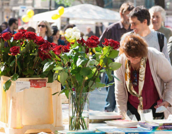 SANT JORDI: LA FIESTA CATALANA DEL LIBRO Y LA ROSA